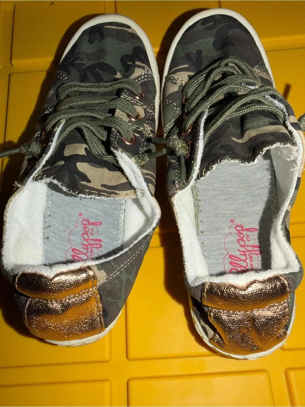 Jellypop Girls Camo Lace-Up Sneakers in Olive Green and Khaki